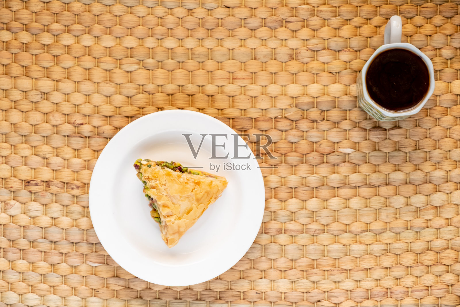 一种叫果仁蜜饼的阿拉伯糖果,里面有开心果照片摄影图片