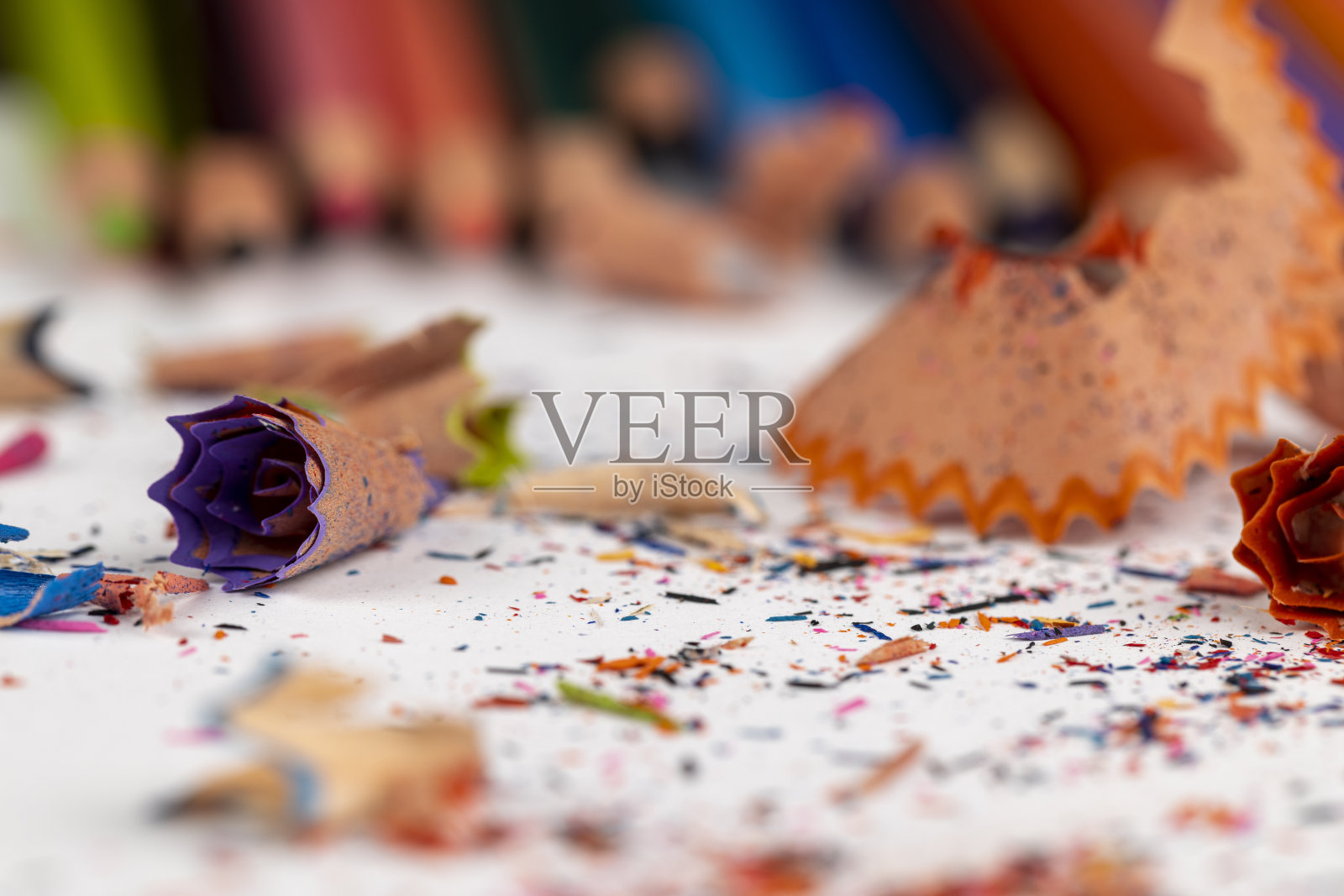 不同颜色的尖铅笔在纸上特写照片摄影图片