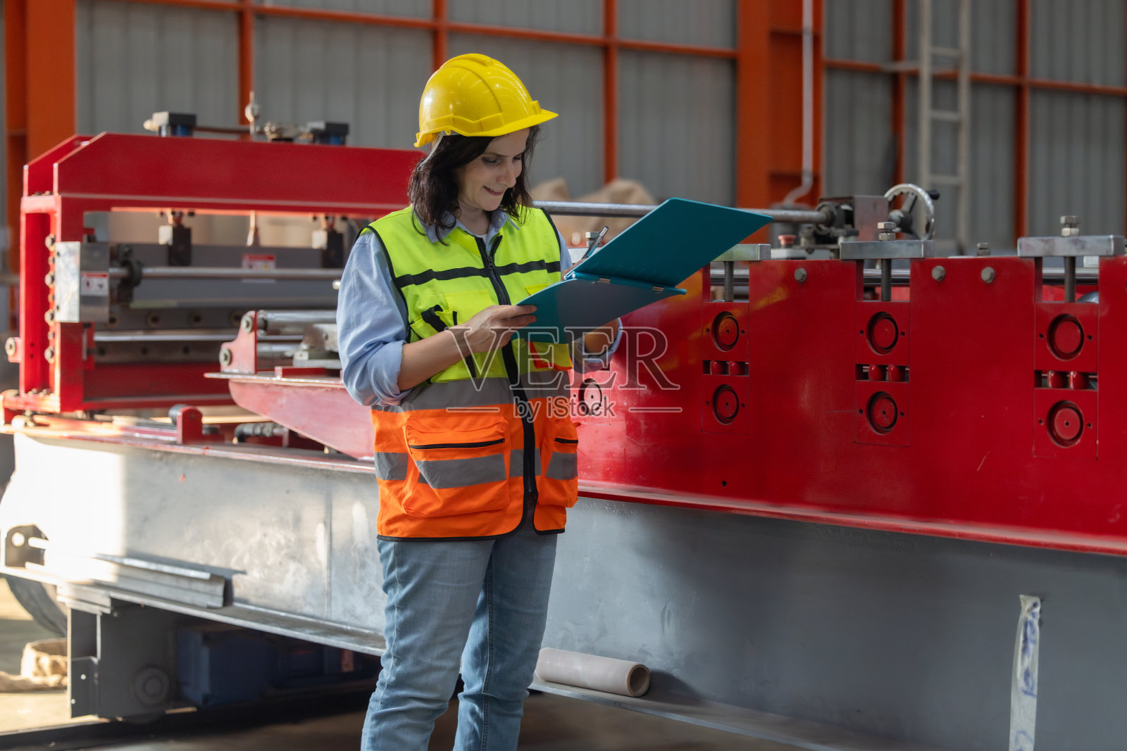 钣金专家审核碳排放,收集数据,参与可持续发展倡议。照片摄影图片