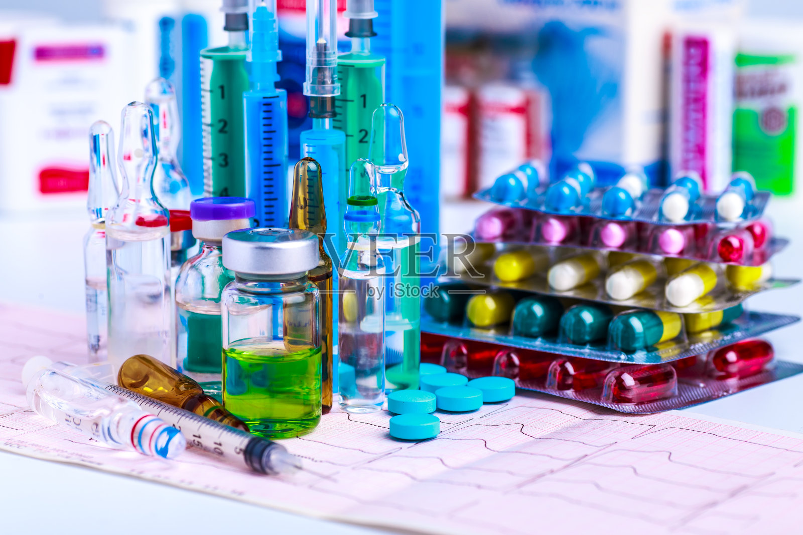 药物处方用于治疗用药。医药药品,保健容器治疗。药物学主题,胶囊药内装抗生素药。照片摄影图片