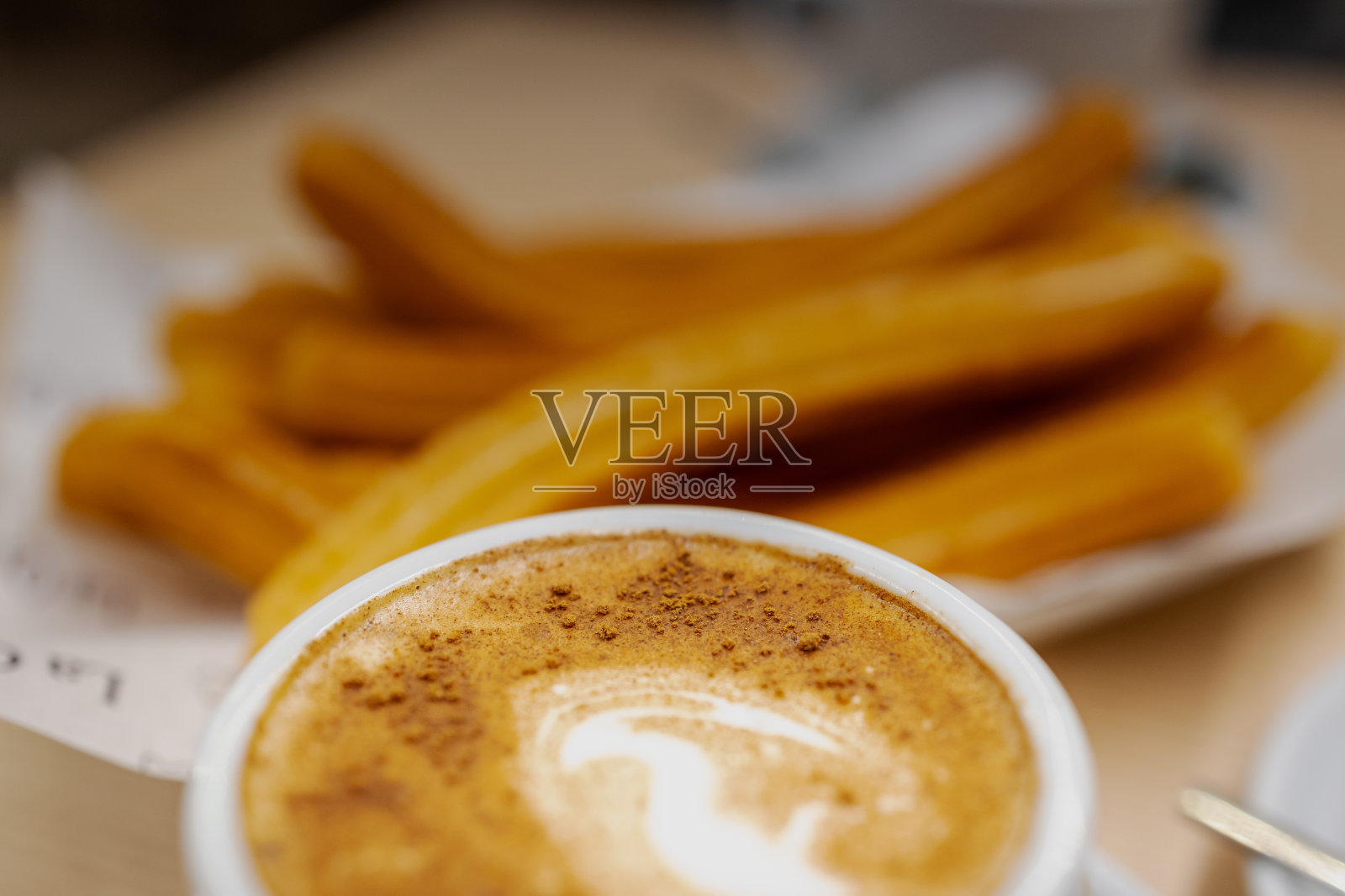 油条:西班牙早晨酥脆的食物照片摄影图片