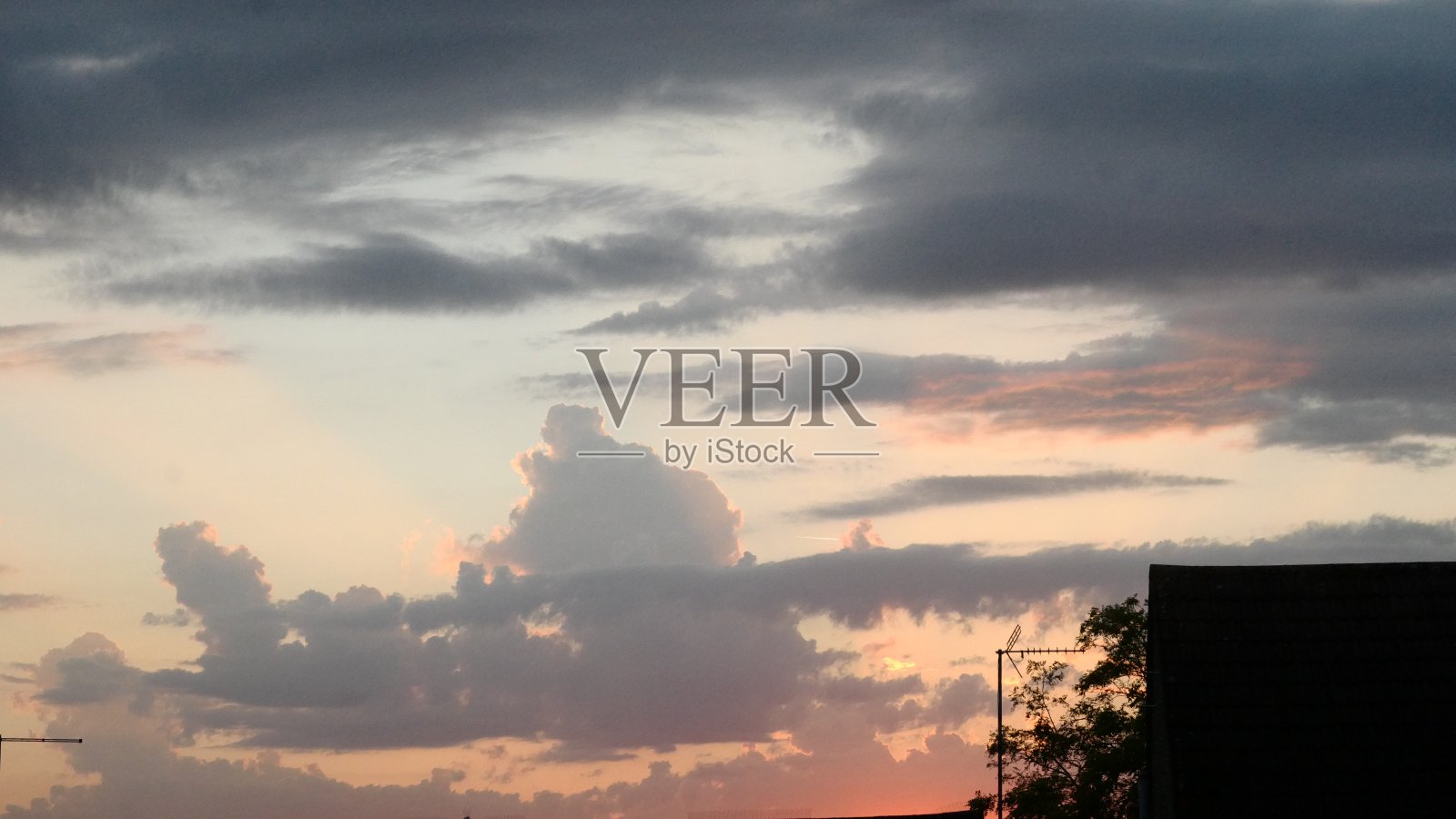 秋天在英国拍摄的乡村风景和房屋上的日出和粉红色的云照片摄影图片