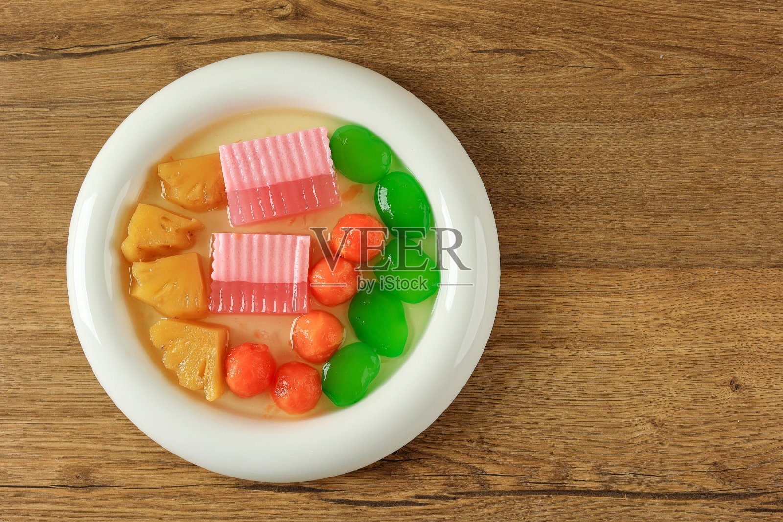 混合水果鸡尾酒汤是爪哇婚礼上常见的一道菜。照片摄影图片