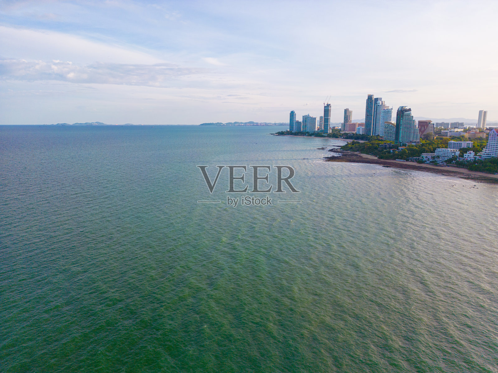 鸟瞰图芭堤雅市建筑海边沙滩与船早晨日出旅游城市照片摄影图片