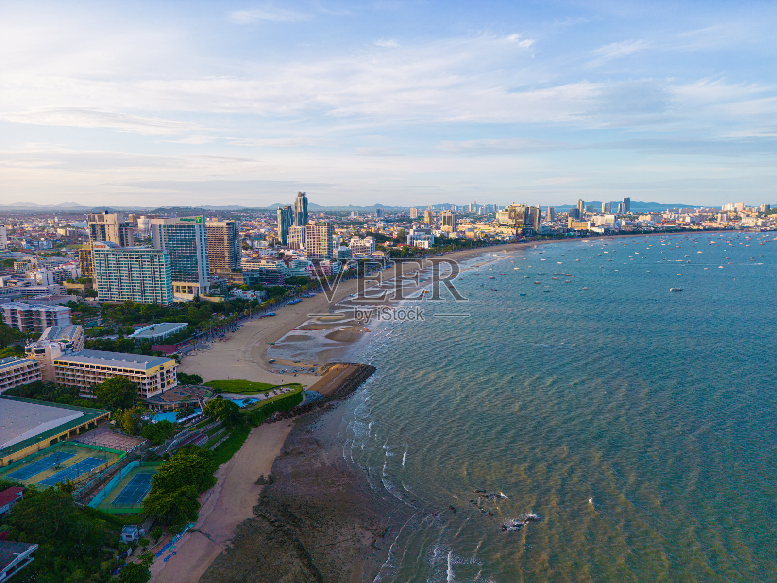 鸟瞰图芭堤雅市建筑海边沙滩与船早晨日出旅游城市照片摄影图片