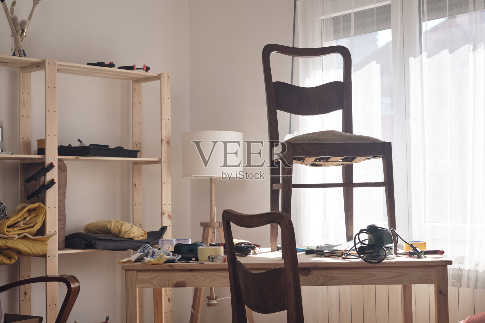 家具修理和修复的小型家庭车间。照片摄影图片