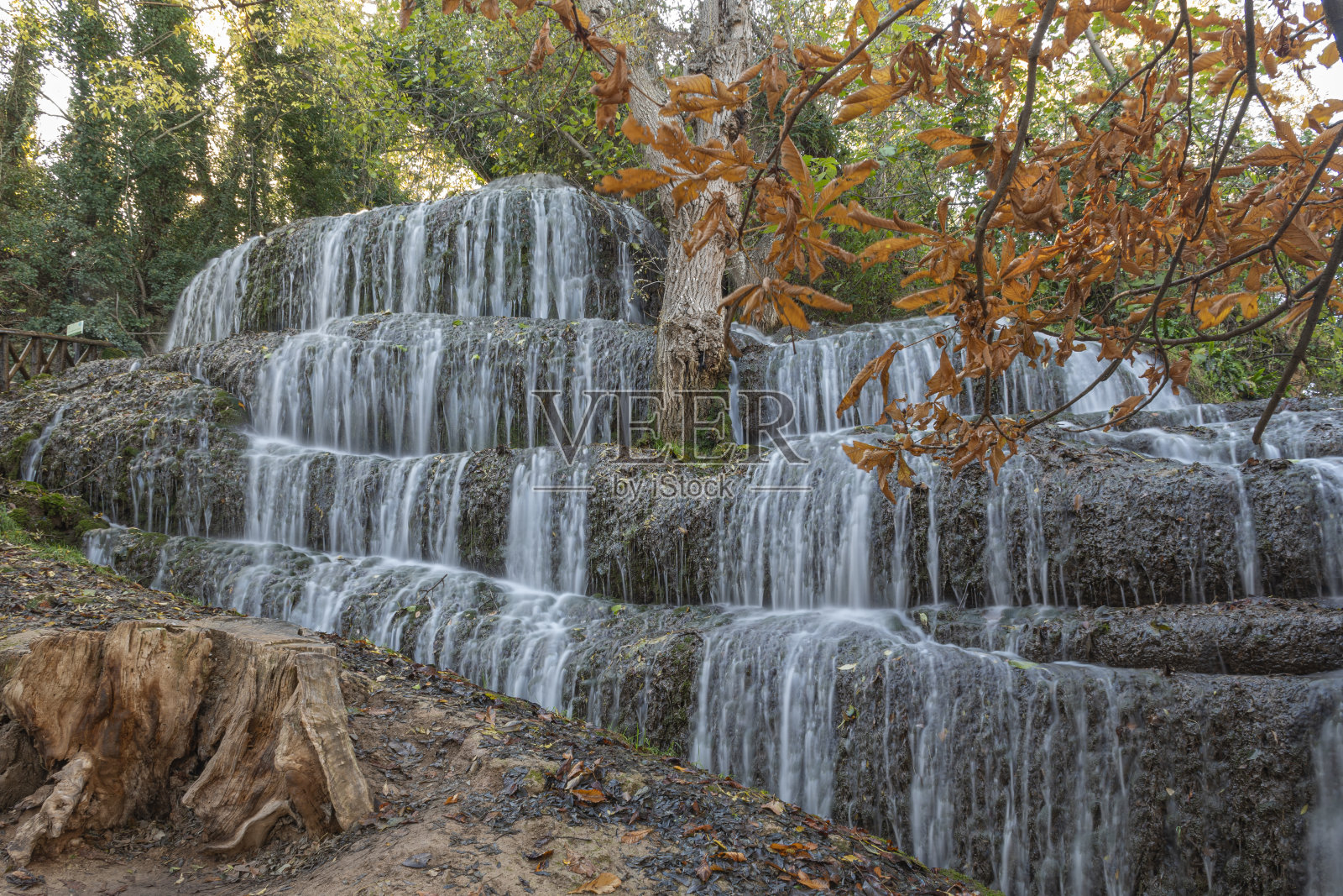 西班牙萨拉戈萨,石头修道院中的瀑布。瀑布与丝绸水的效果。柔滑的水。石头寺院里的瀑布。被树木和植被环绕的瀑布。西班牙自然公园照片摄影图片