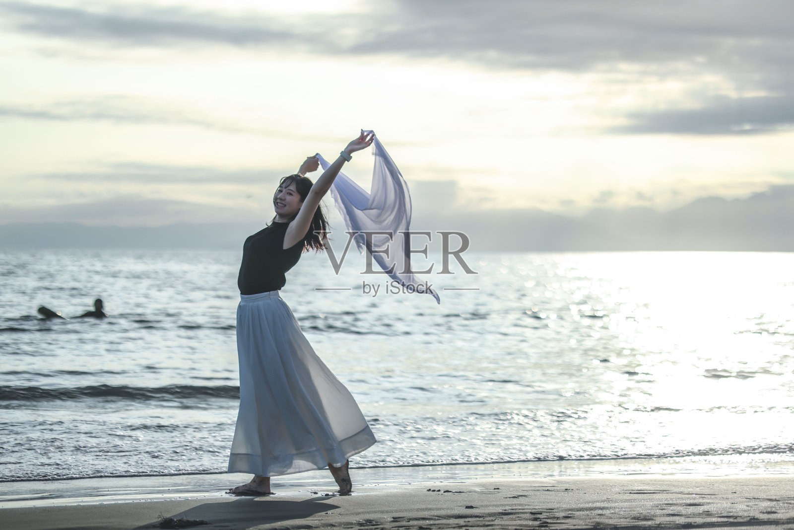 美丽的女士在海滩边跳舞照片摄影图片