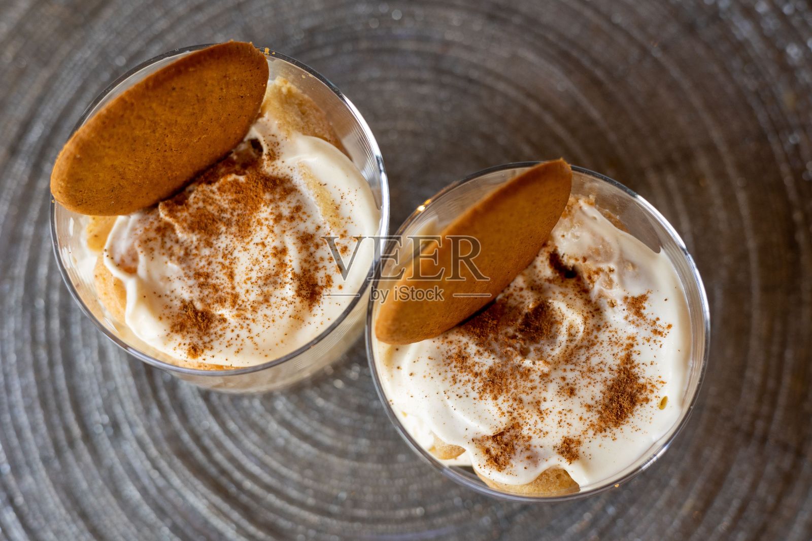 餐桌上两个玻璃杯里的甜点俯视图照片摄影图片