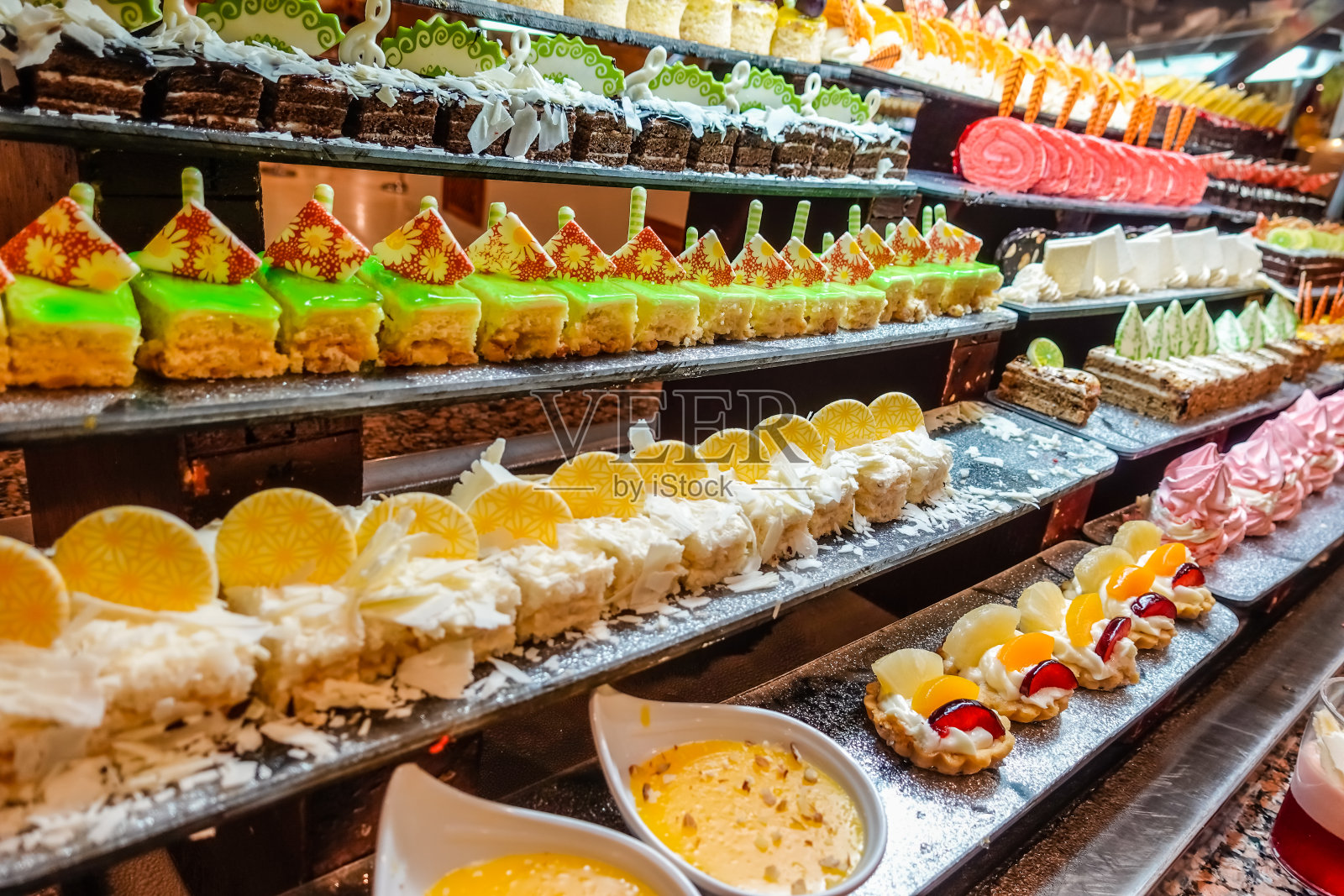 在埃及度假时,酒店里美味的糖果和蛋糕照片摄影图片