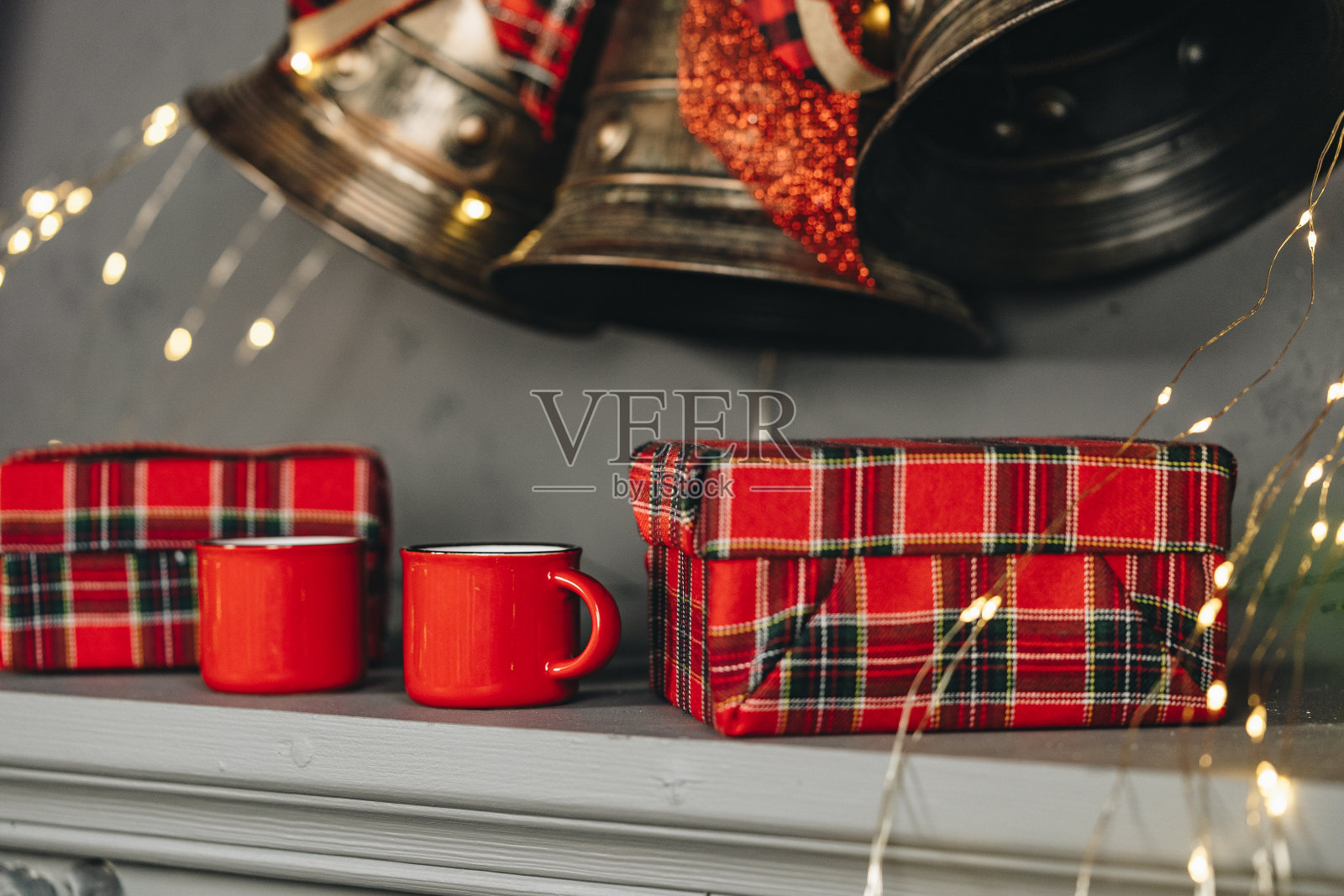 圣诞礼盒和两杯热咖啡放在桌子上照片摄影图片