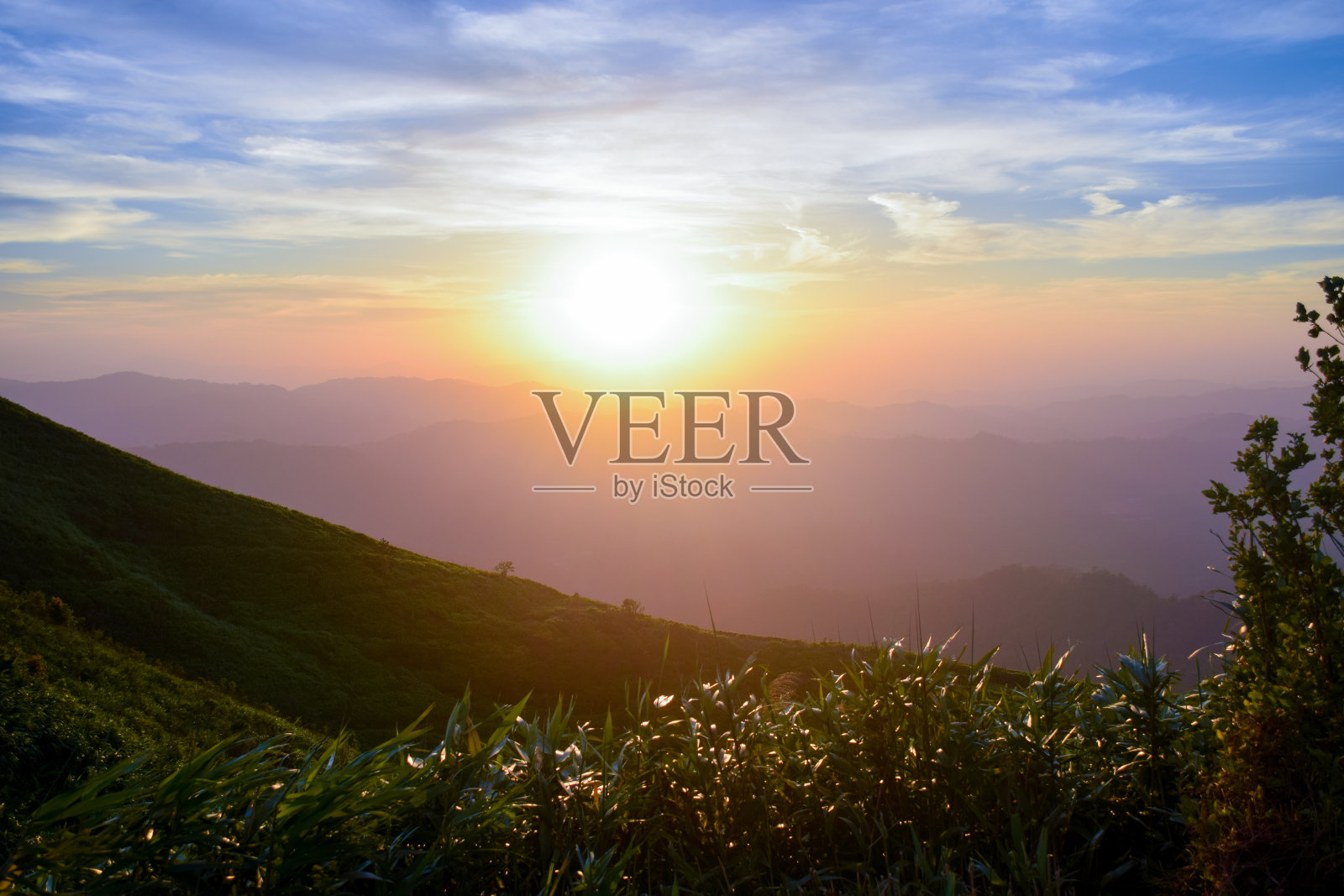 山顶上的日落照片摄影图片