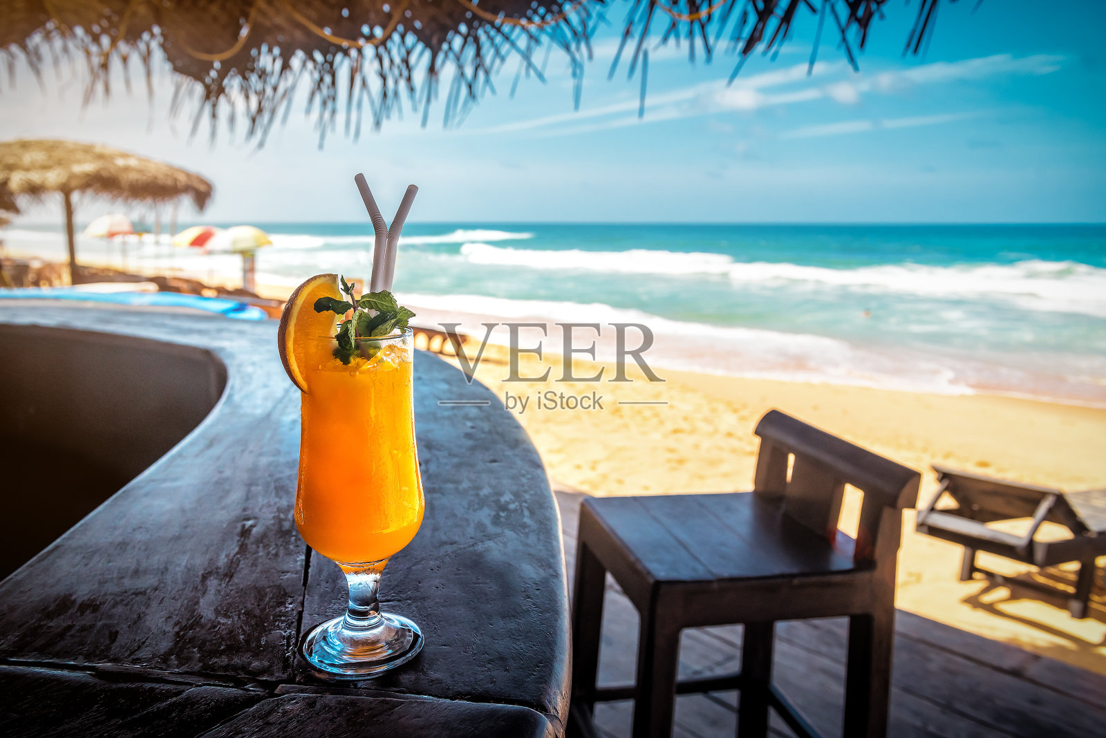 热带海滩酒吧美味多汁的鸡尾酒照片摄影图片