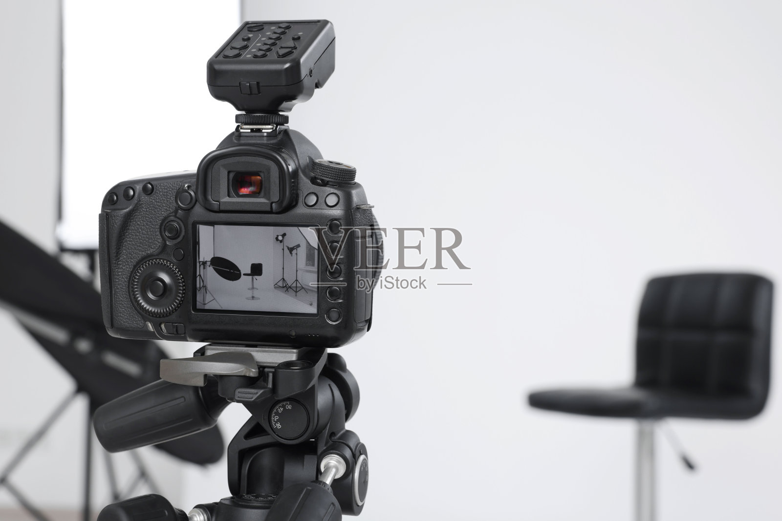 三脚架与相机,酒吧凳和专业照明设备在现代照相馆,专注于屏幕。文本空间照片摄影图片