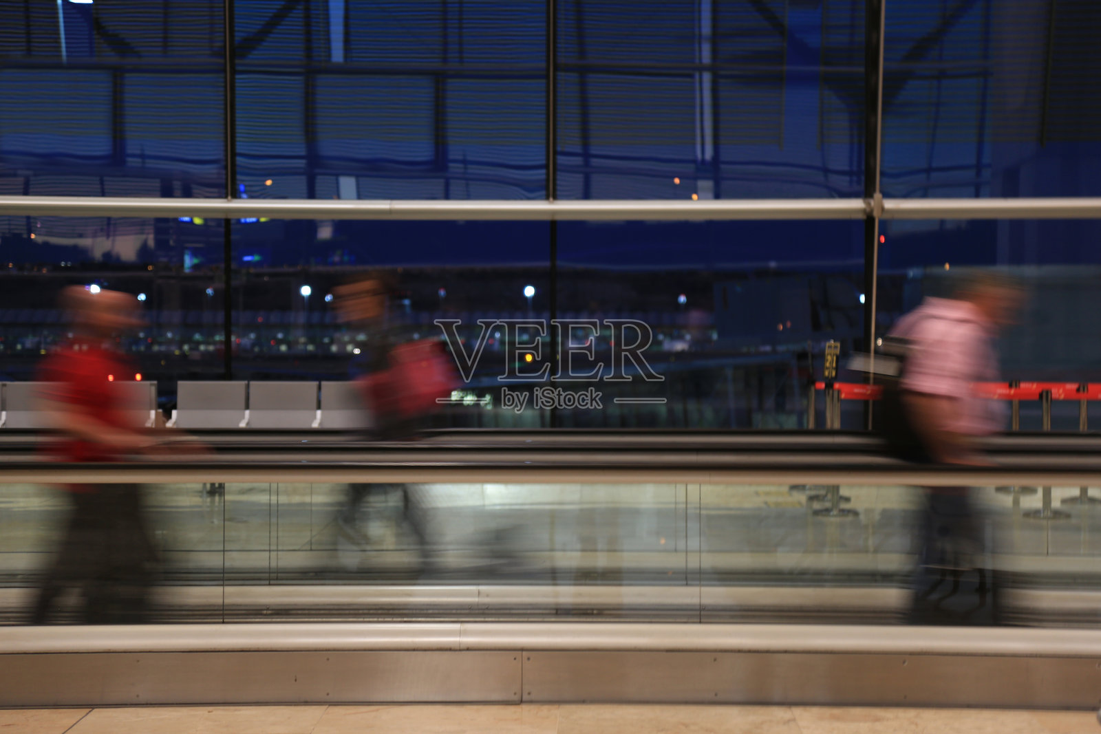 机场里的人照片摄影图片