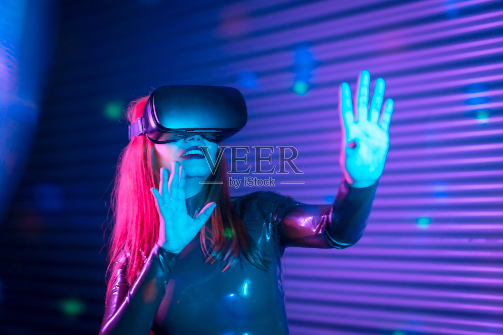 戴着VR眼镜玩互动游戏的快乐女人照片摄影图片