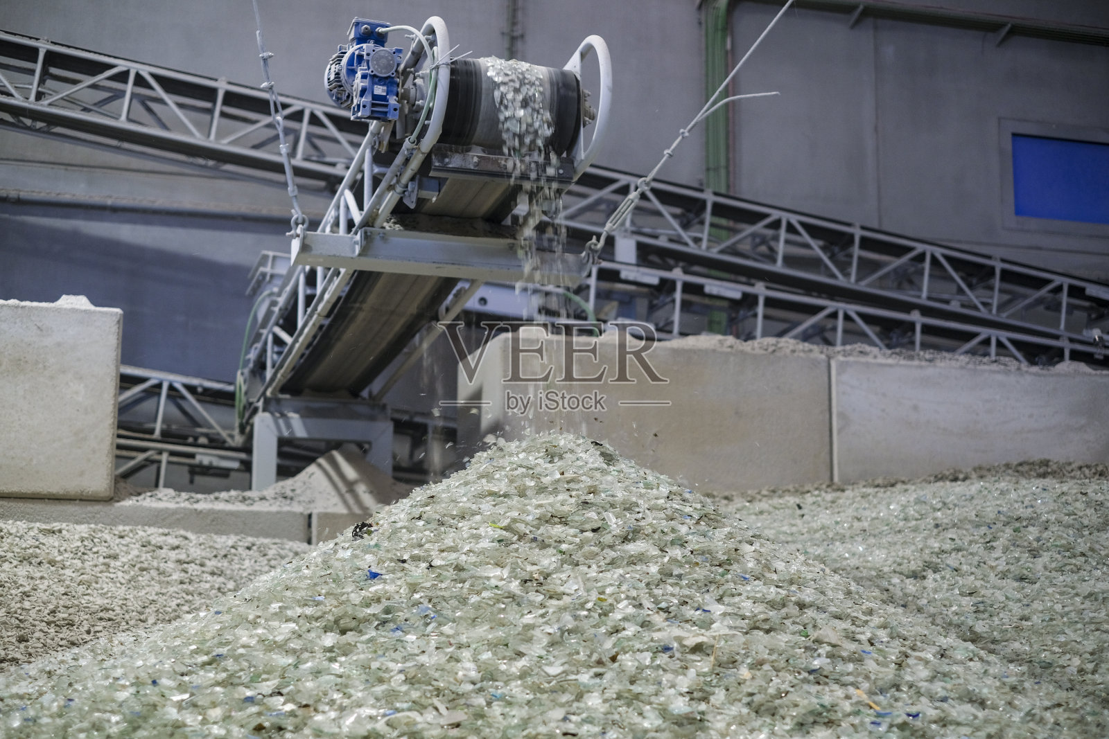 一条传送带运送准备回收的碎玻璃材料照片摄影图片