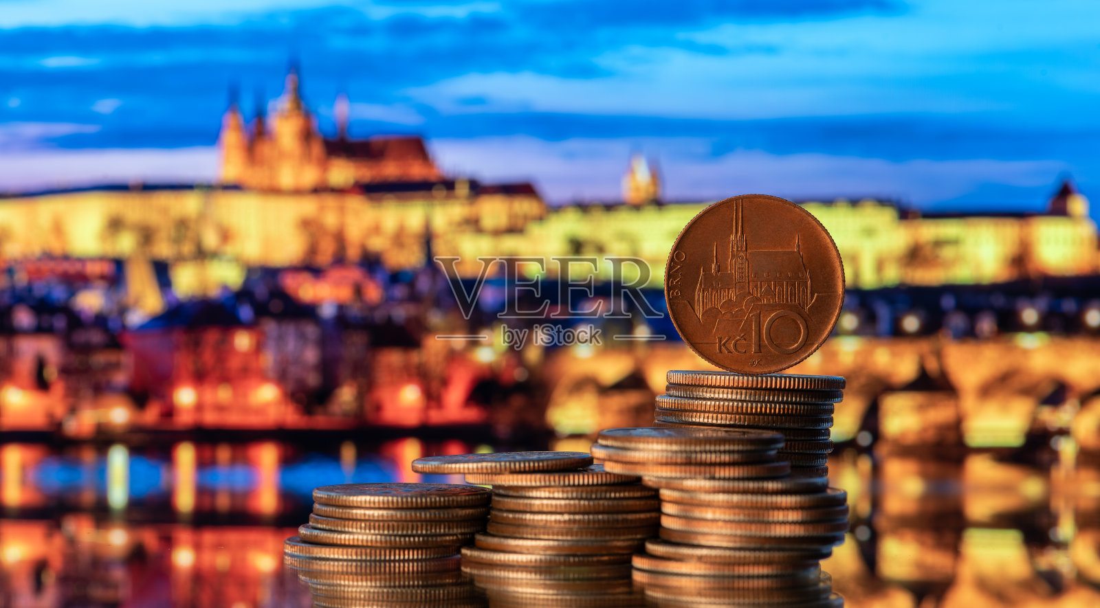 以布拉格市景为背景的10枚捷克克朗硬币照片摄影图片