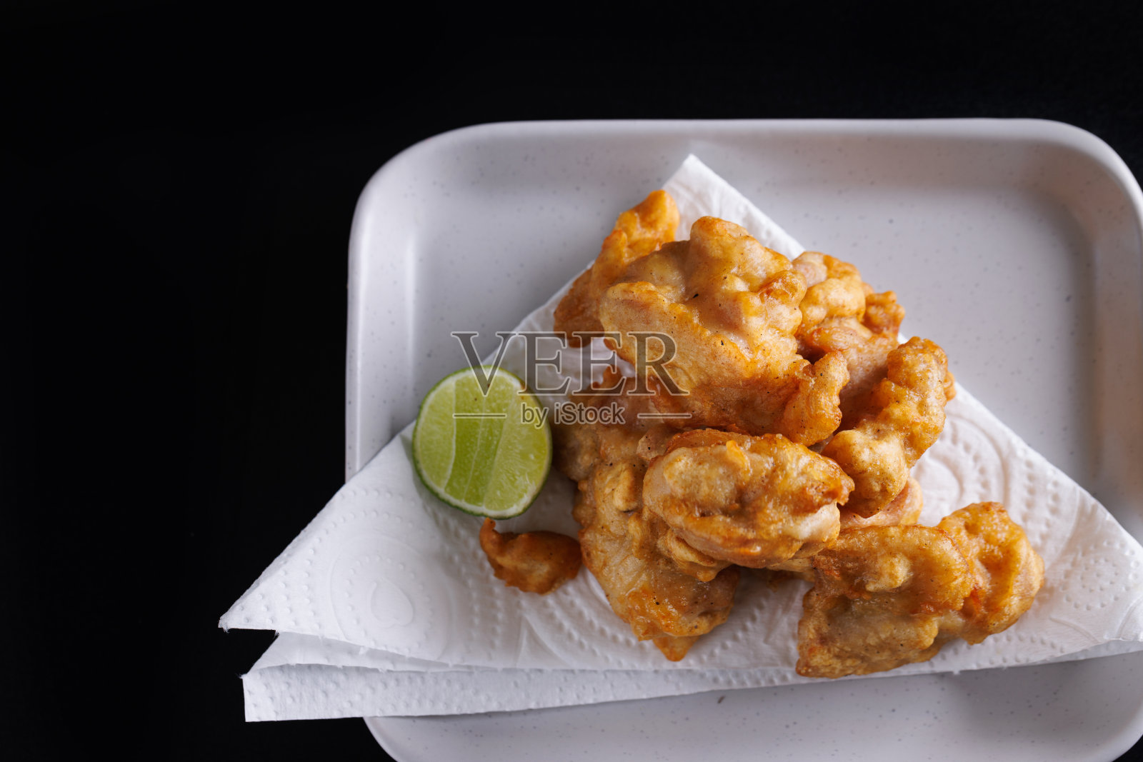 鸡Karaage日本炸鸡孤立在黑色背景照片摄影图片