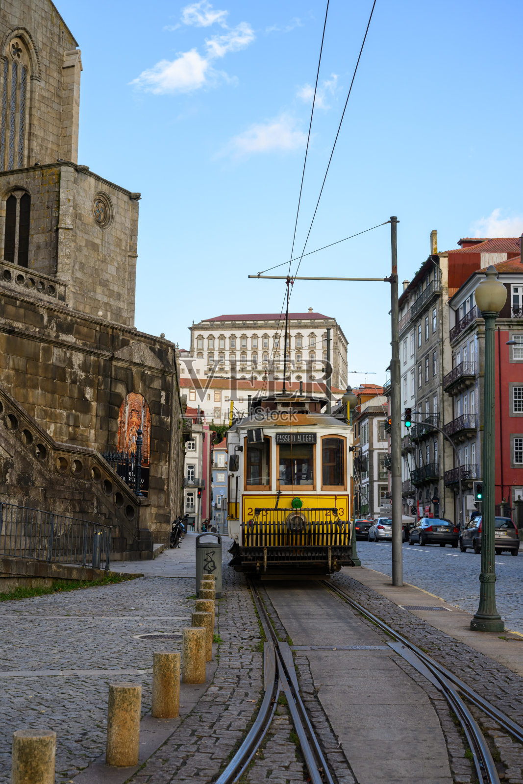 在葡萄牙波尔图,标志性的电车1号线沿着杜罗河北岸运行照片摄影图片