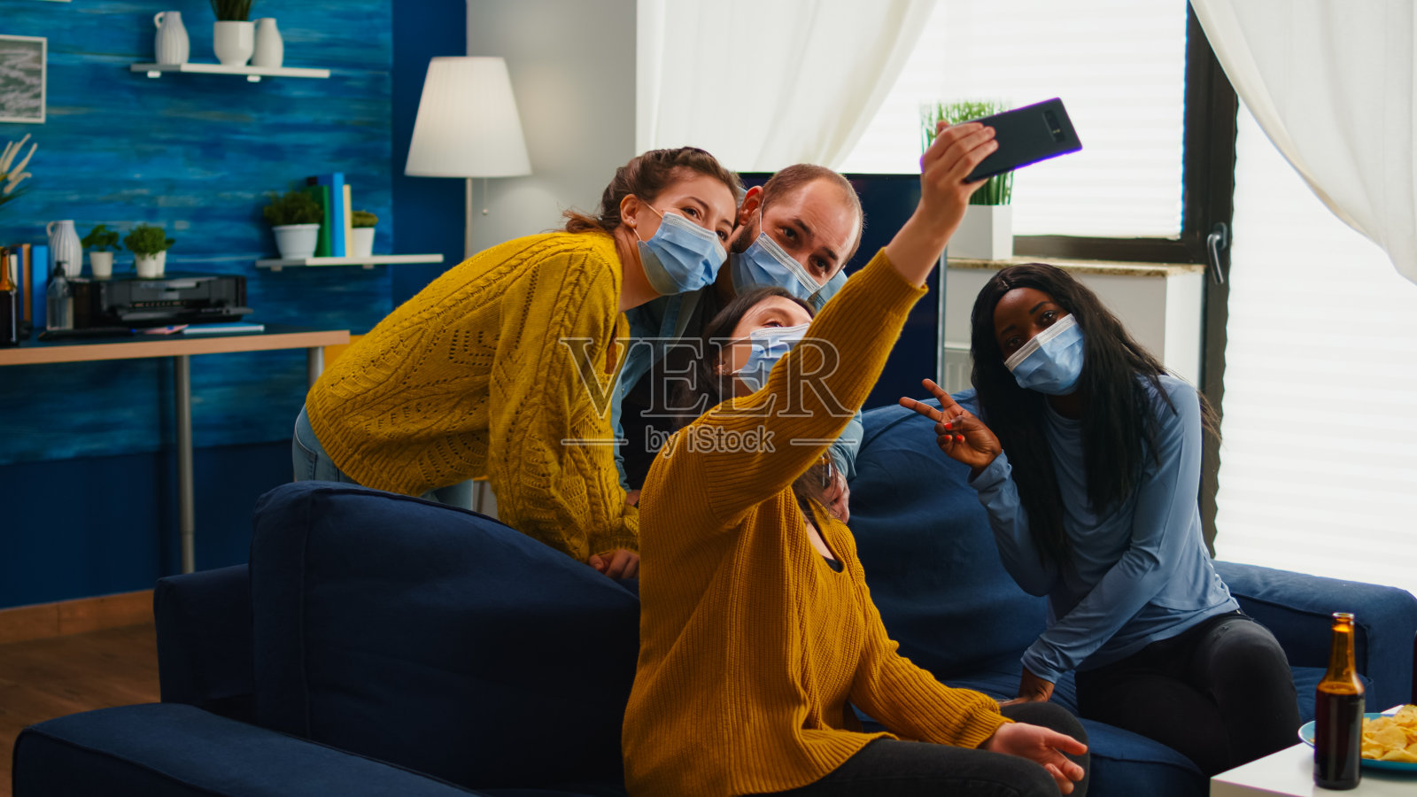新冠疫情期间,多种族朋友戴着口罩自拍照片摄影图片