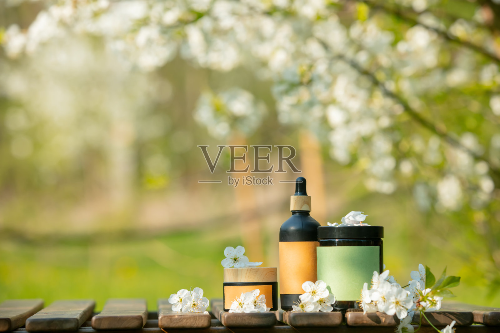 花木春园木桌上的化妆品罐照片摄影图片