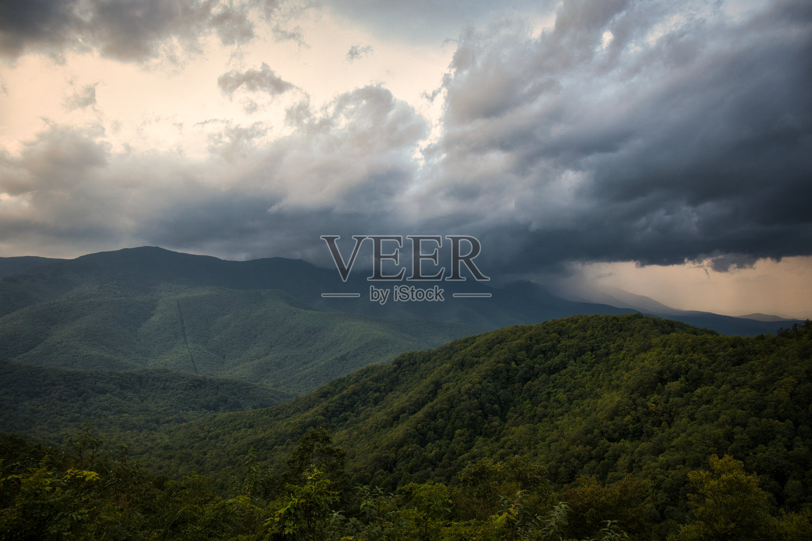 风暴云沿着蓝岭公园公路在山上移动照片摄影图片