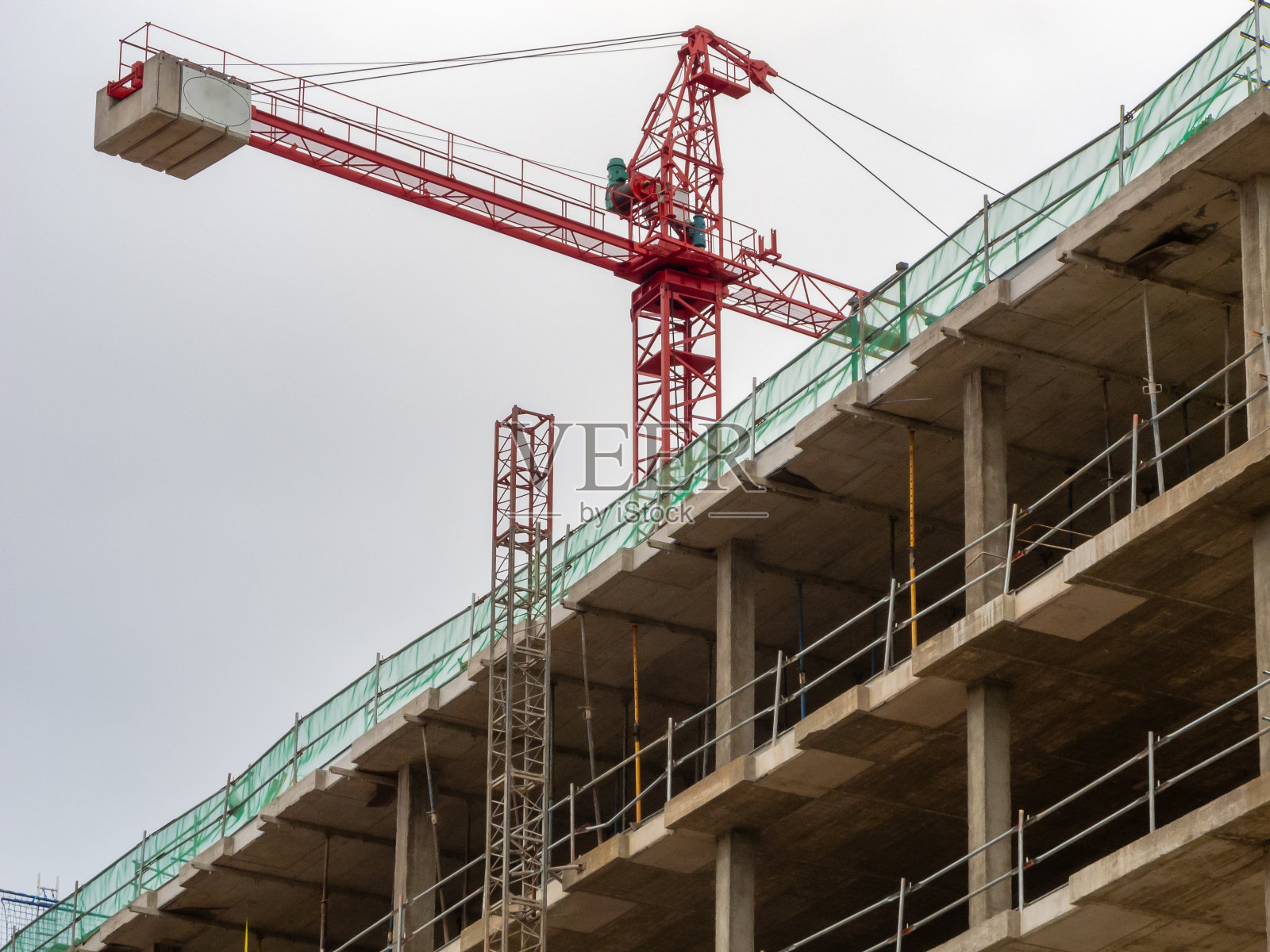 探索施工天空:从正在施工的建筑物顶部看到的详细视图,地基上有一台施工起重机。照片摄影图片