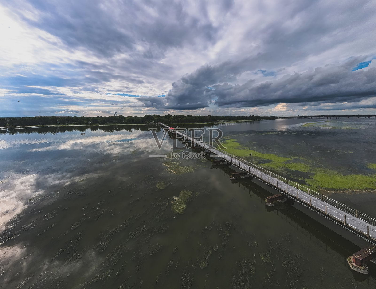 在威斯康辛州的湖上栈桥小径照片摄影图片