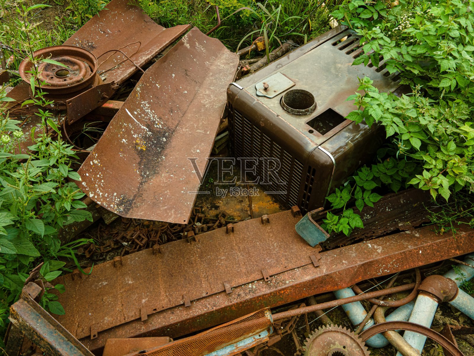 田野里一堆生锈的零件照片摄影图片