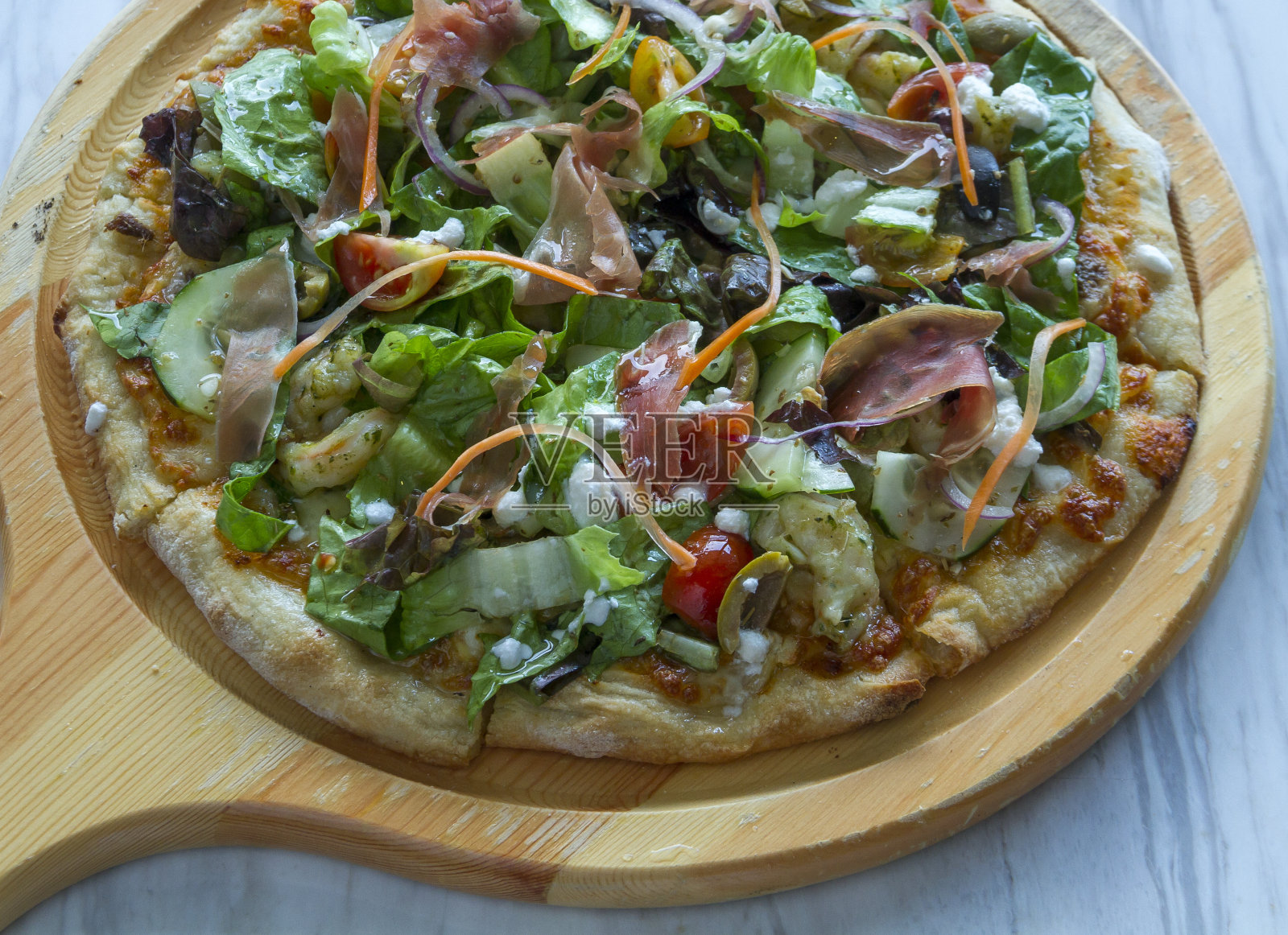 披萨配新鲜蔬菜和冷盘照片摄影图片
