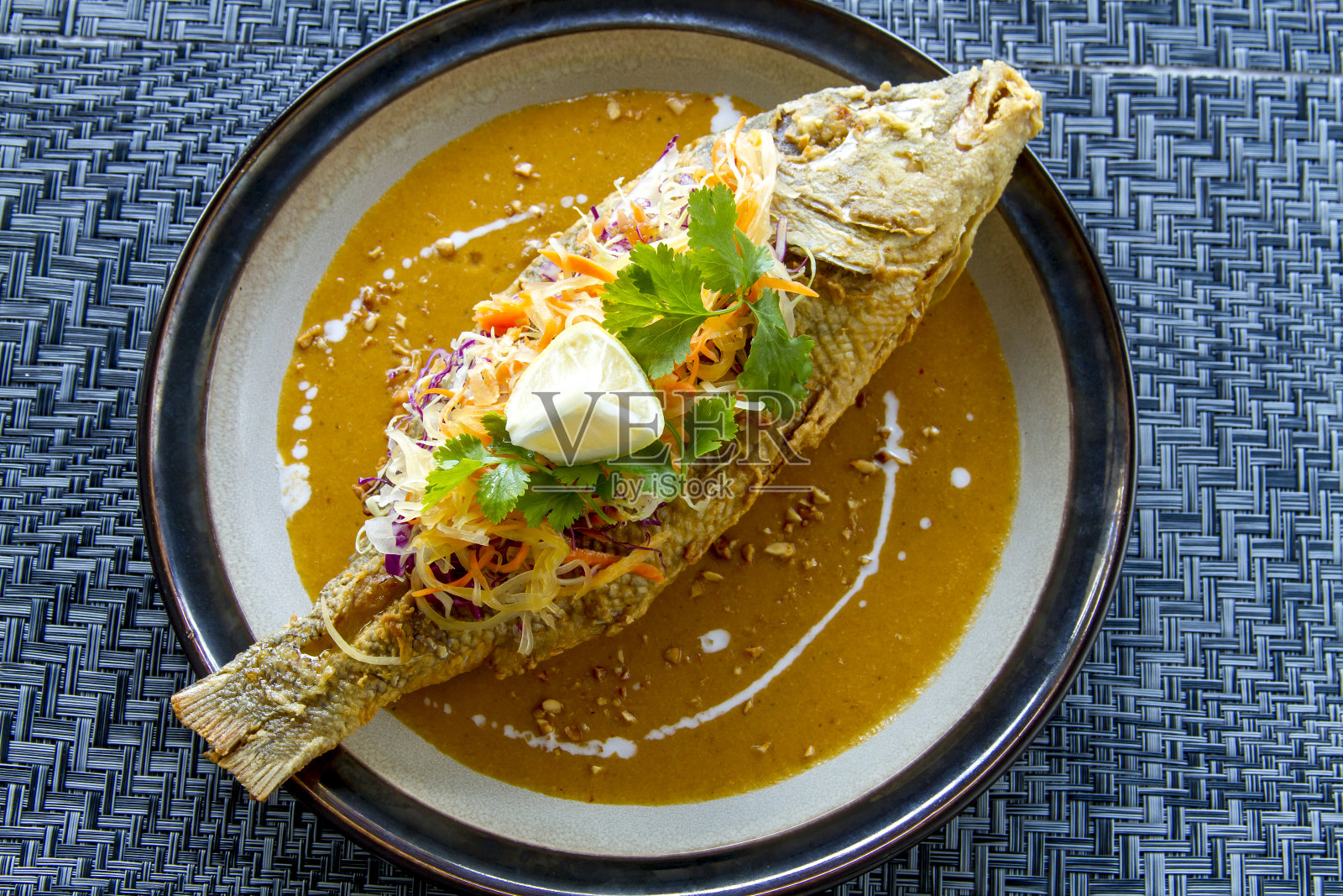 特制酱汁炸鱼照片摄影图片