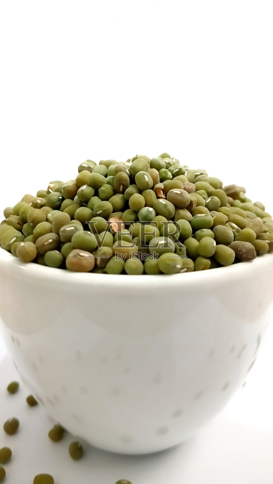 白碗里的绿豆。白色背景。照片摄影图片