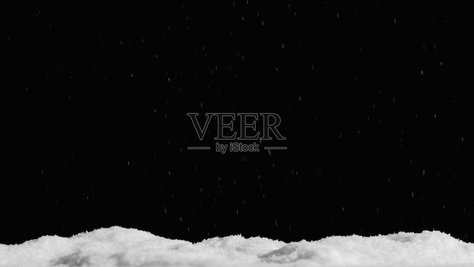 夜雪雪堆模糊白色的雪花飘落照片摄影图片