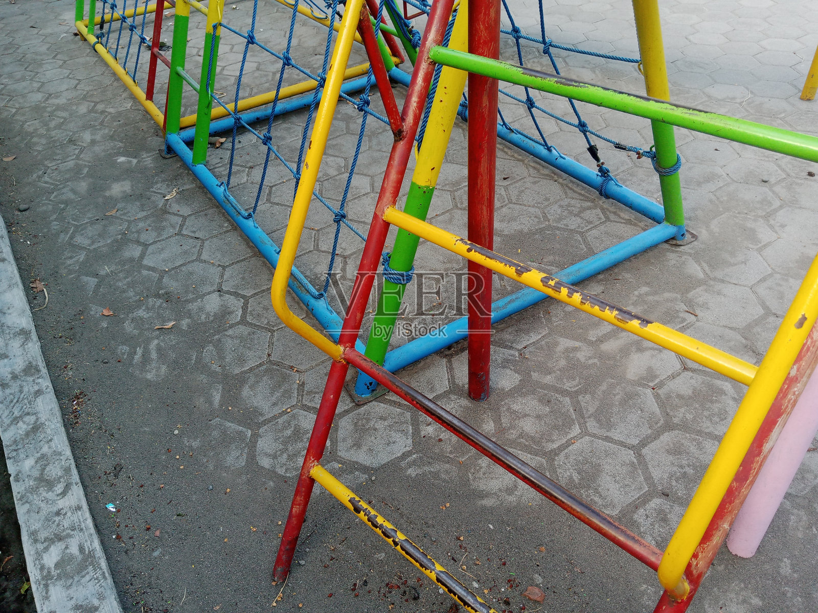 色彩缤纷的操场特写照片摄影图片