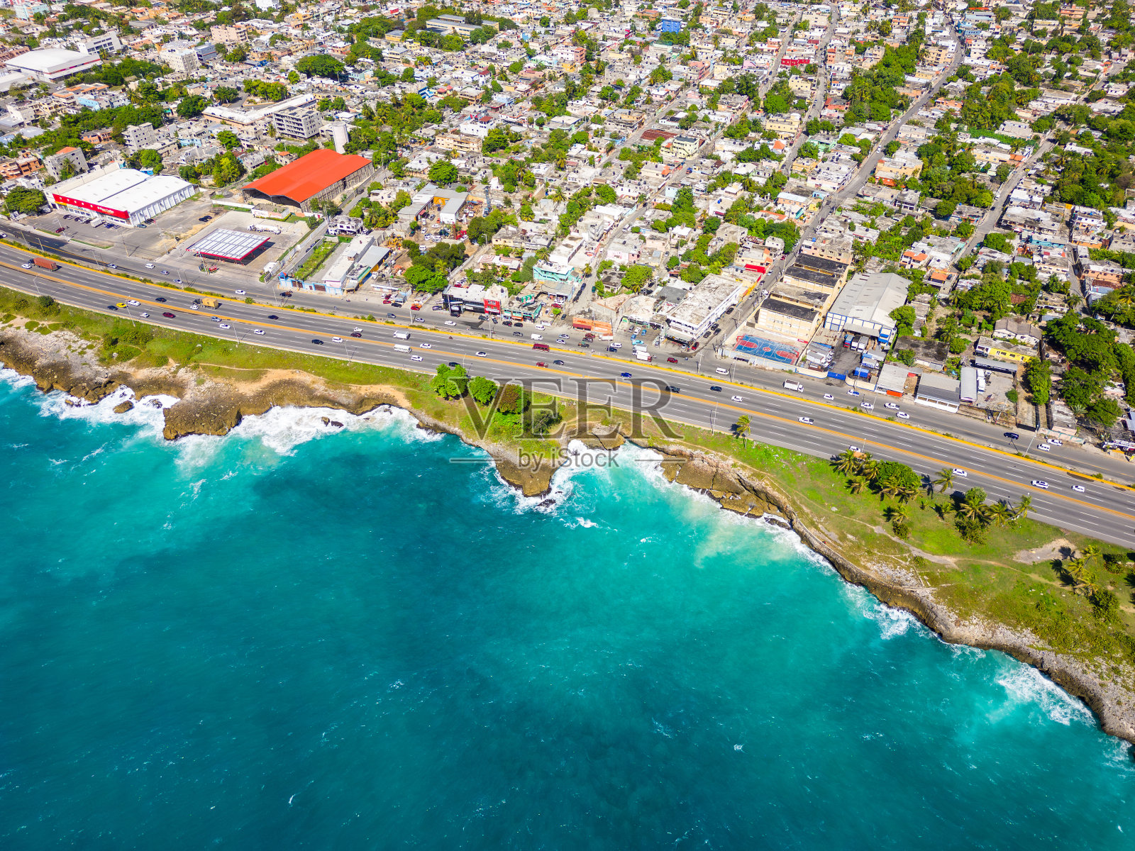 圣多明各埃斯特的鸟瞰图。Autopista Las Americas沿着绿松石般的加勒比海的岩石海岸。通往首都的高速公路照片摄影图片