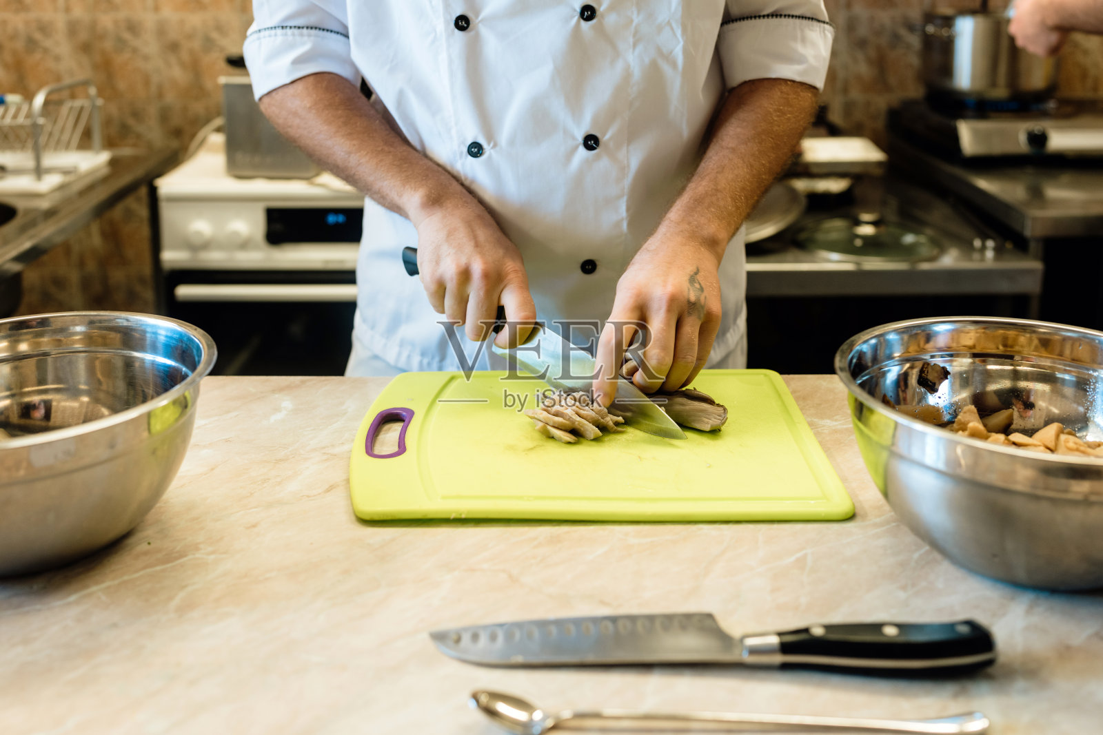 厨师为晚宴准备美食的特写镜头照片摄影图片