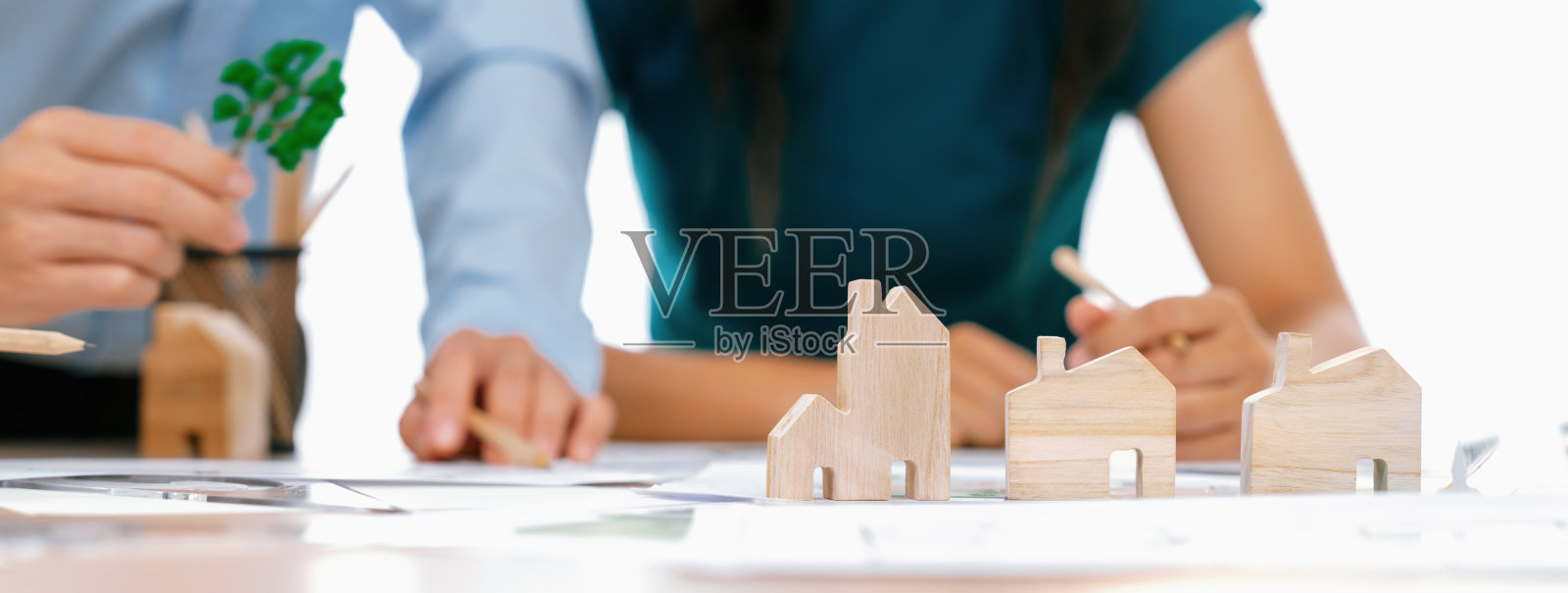 专业架构工程师团队讨论项目。描述。照片摄影图片