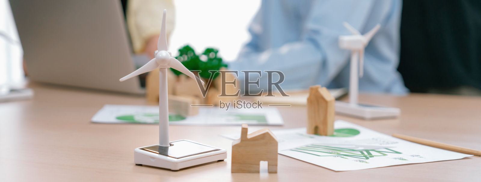 风车模型和木块散落在桌子上。描述。照片摄影图片