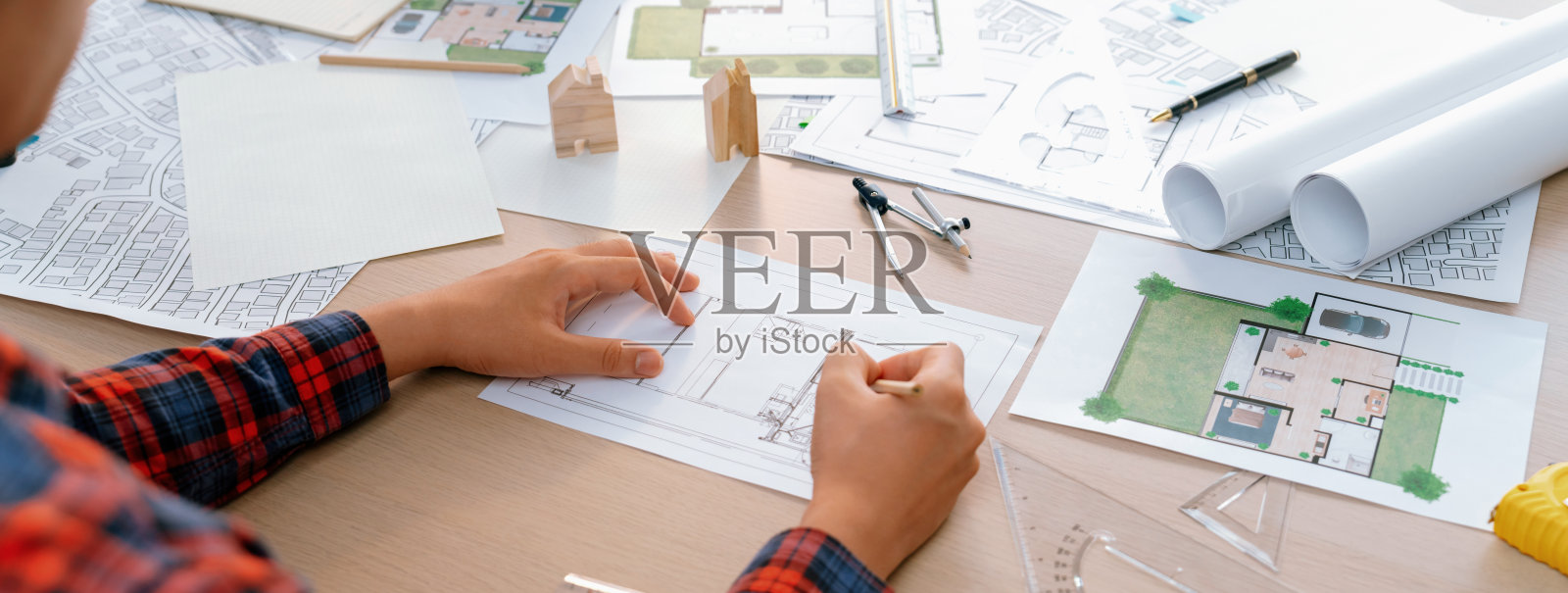 建筑师工程师用尺子绘制蓝图的特写。描述。照片摄影图片