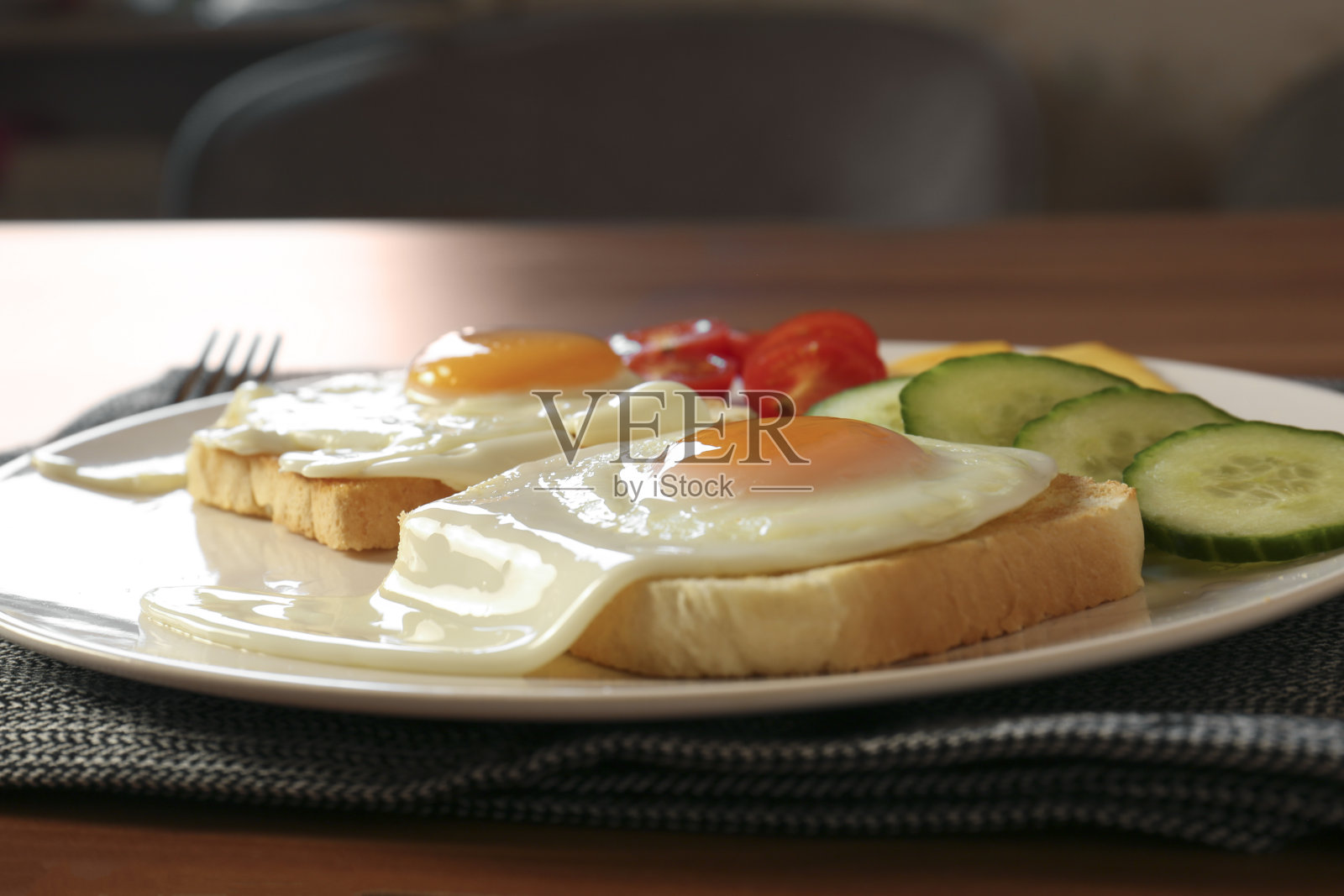 木桌上美味的烤面包配煎蛋、奶酪和蔬菜,特写照片摄影图片