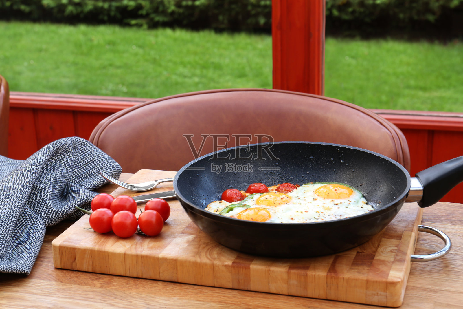 木桌上美味的西红柿和胡椒煎蛋照片摄影图片