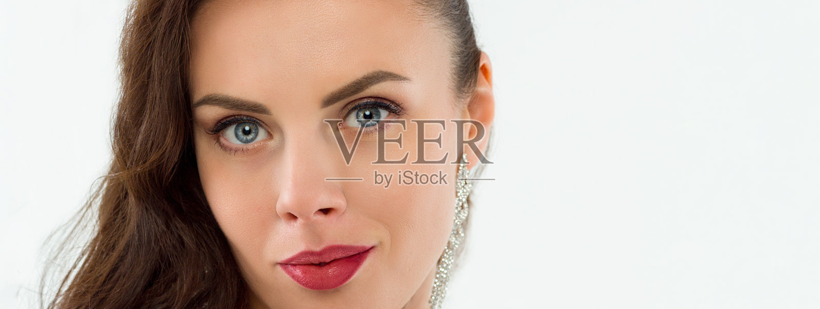 一个美丽的女模特的肖像,在白色的背景上有清澈的皮肤。照片摄影图片