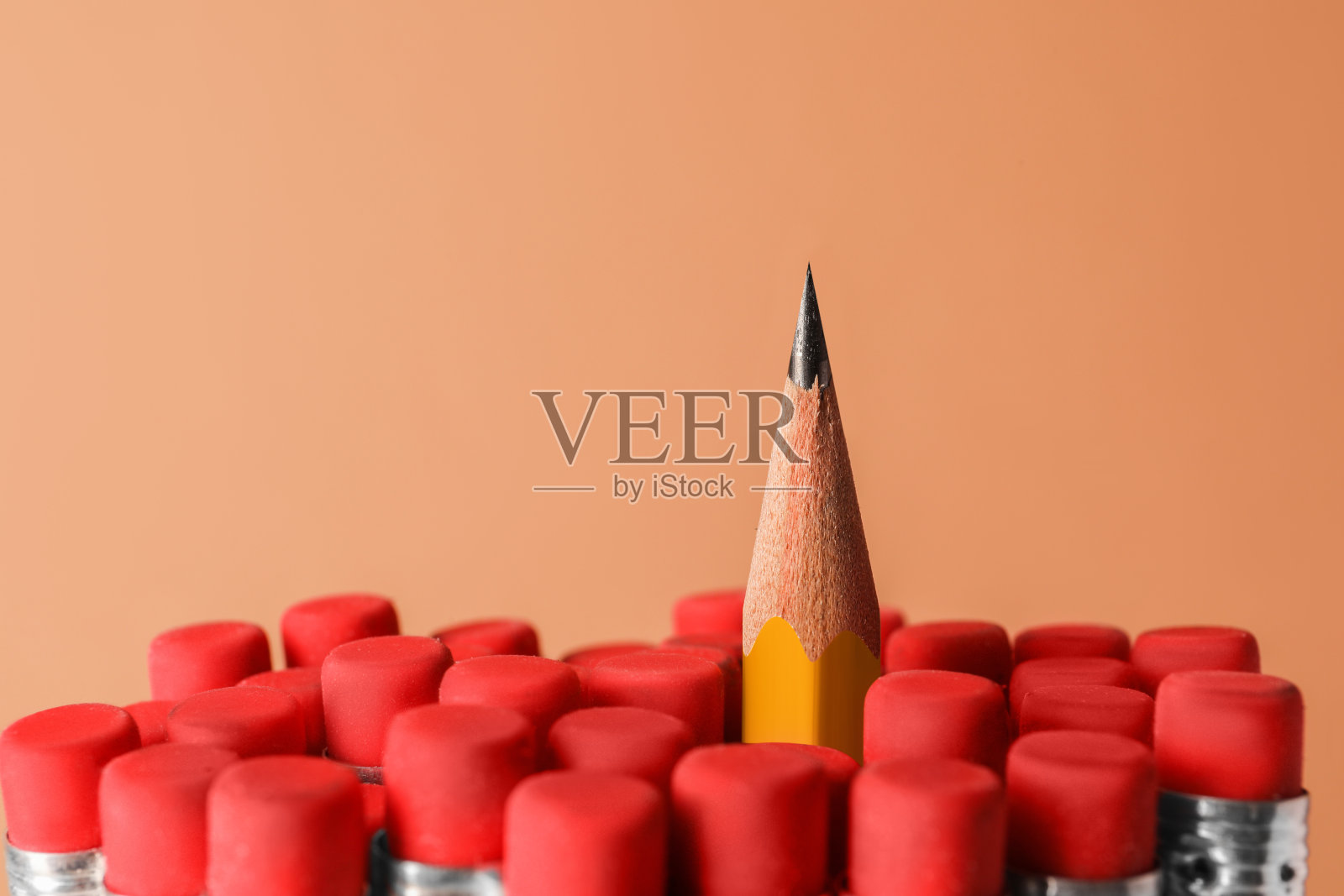 锐利的石墨铅笔和其他带有橡皮擦的棕色背景,特写。文本空间照片摄影图片