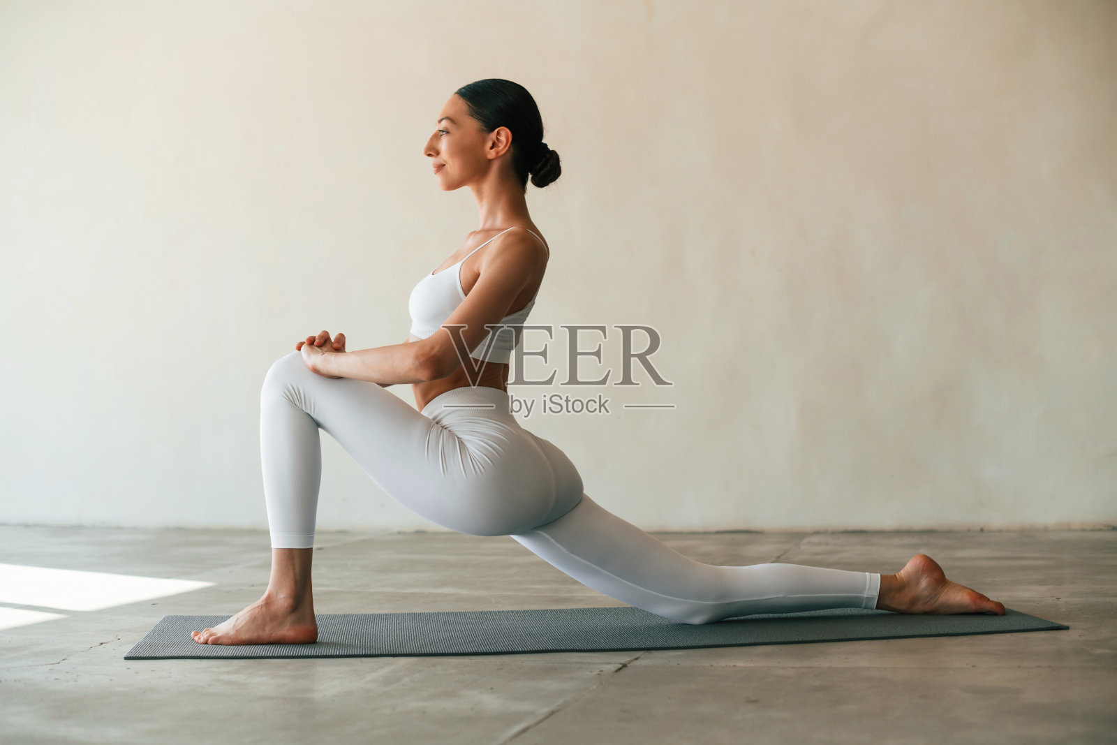 身材苗条的年轻女子在演播室里穿着健身服照片摄影图片