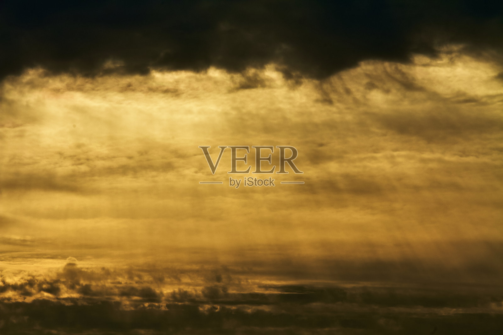 阳光穿过云层照片摄影图片