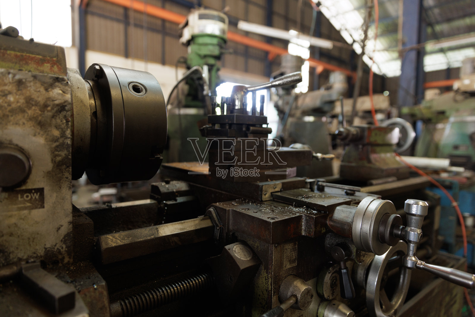 车间里的旧大车床。工业工厂。照片摄影图片