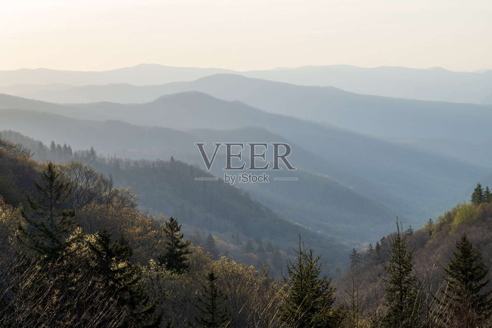 黎明时分俯瞰奥科纳洛夫蒂山谷照片摄影图片