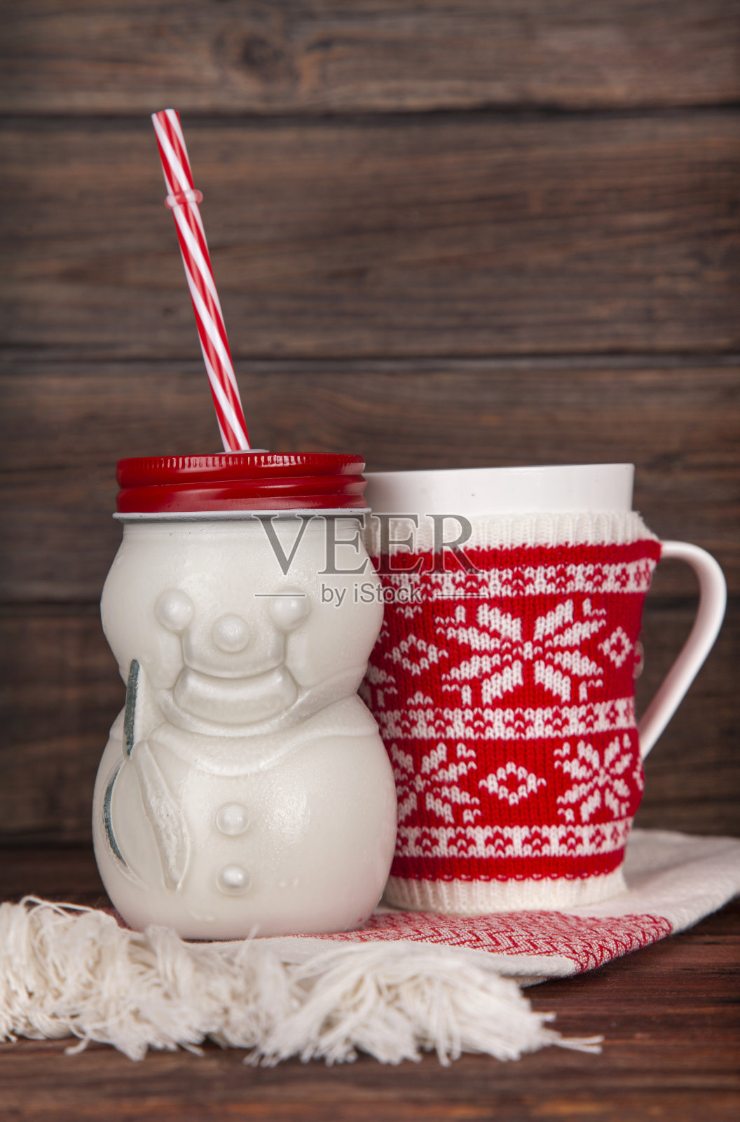 在圣诞节,一杯热巧克力和牛奶放在木头质朴的桌子上照片摄影图片