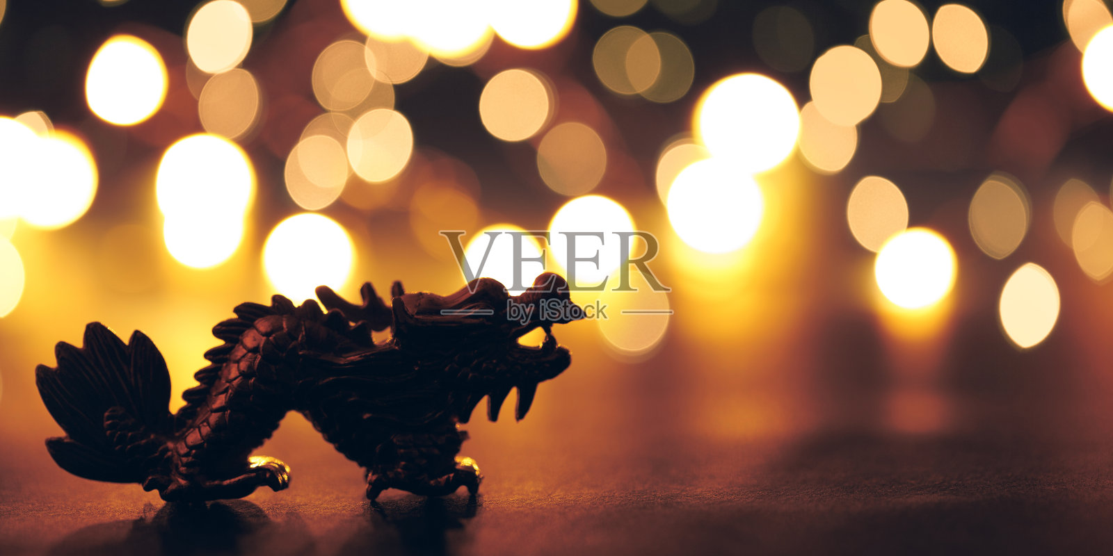 深色背景上的2024年金龙标志照片摄影图片